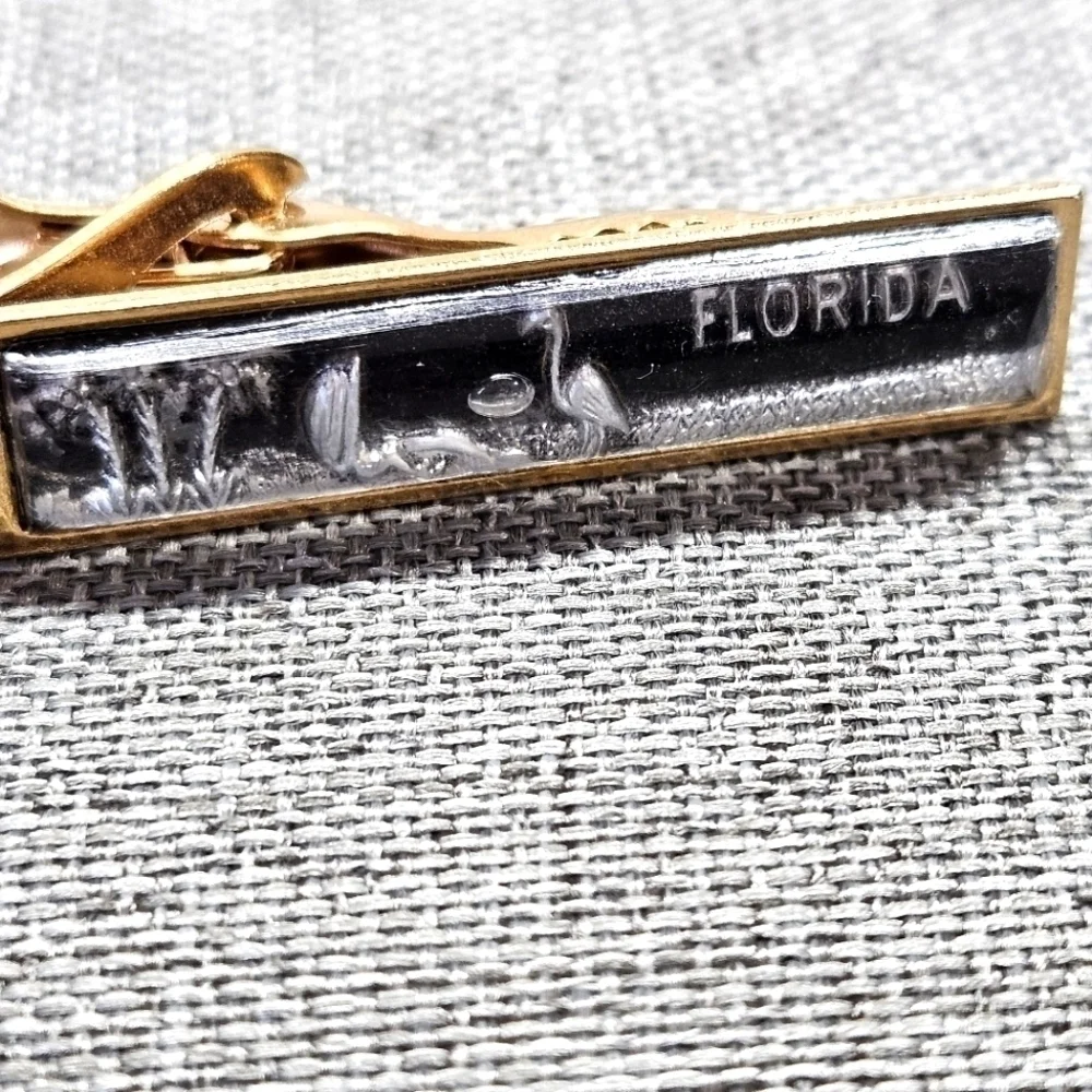 VINTAGE Florida Palm Trees & Flamingo 3D Black Gold-Tone Tie Bar Clip